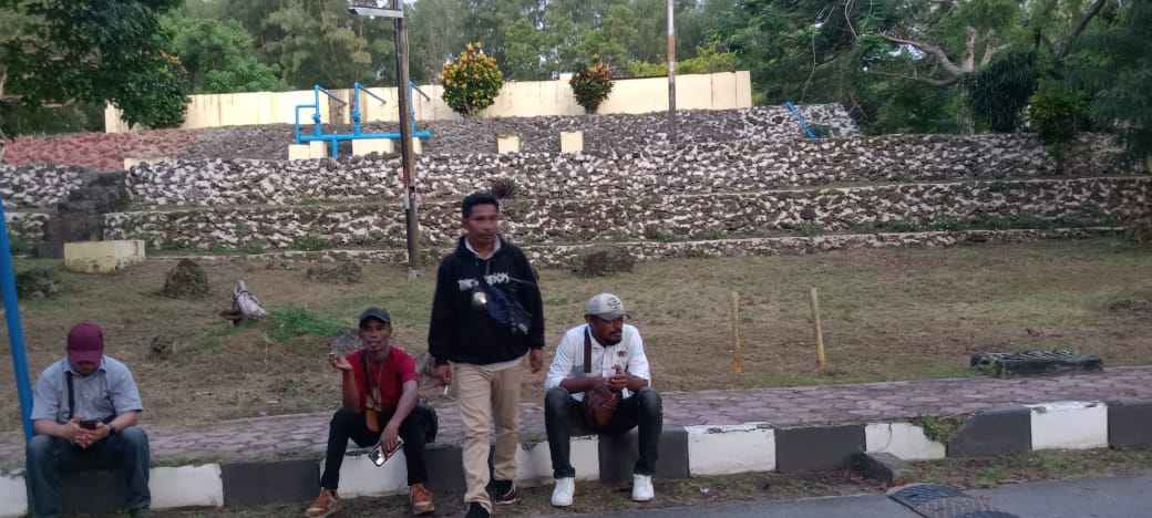 Ini para wartawan di depa Pos jaga PT SIS yang dilarang petugas liput kegiatan kunker Menteri KKP di PT SIS pada malam hari