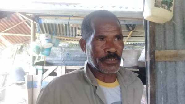 Umar Borut penjual batu kerikil kasar dan halus di Kota Tual