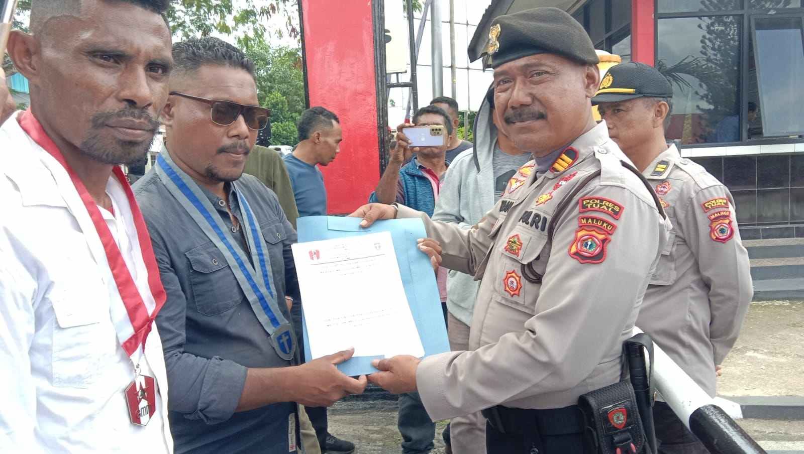 Kasat Samapta Polres Tual, AKP Herman ketika menerima tuntutan dan aspirasi GMKI dan GMNI yang meminta penuntasan kasus dugaan korupsi CBP Kota Tual