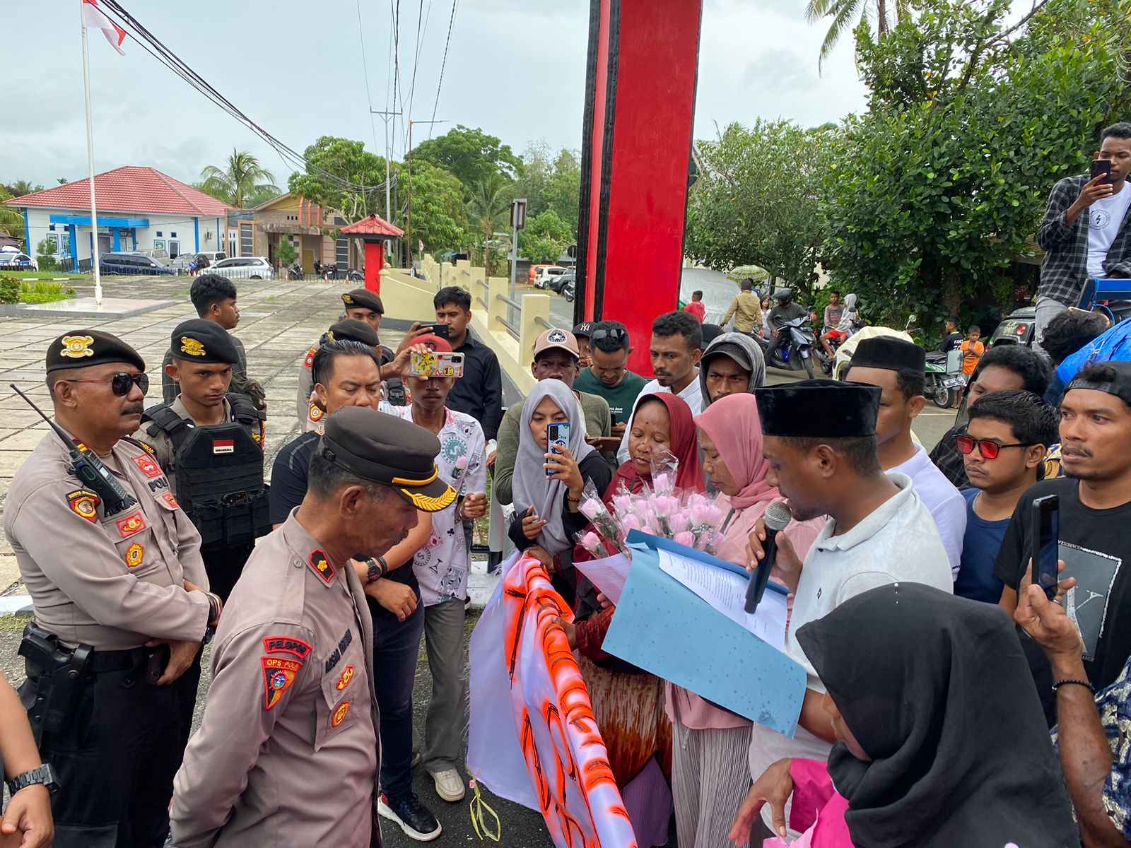 Aksi demonstrasi Gempar yang menuntut SP3 Kasus Dugaan Korupsi CBP Kota Tual di Polres Tual, diterima Kabag Ops Polres Tual, Kompol Arsad Rengur