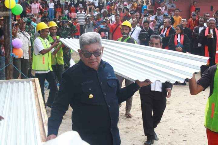 Bupati Malrs bawah atap zeng gereja pada penutupan atap daun zeng gereja Bethania Ohoi Wab Ngufar, Rabu 12 Juli 2023