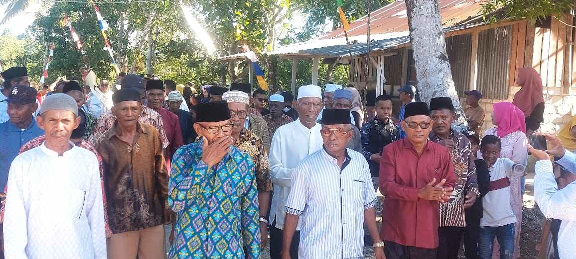 Para komponen umat Islam Ohoi Wain mengantar Uskup Amboina menuju Gereja Katolik, Jumat 14 Juli 2023