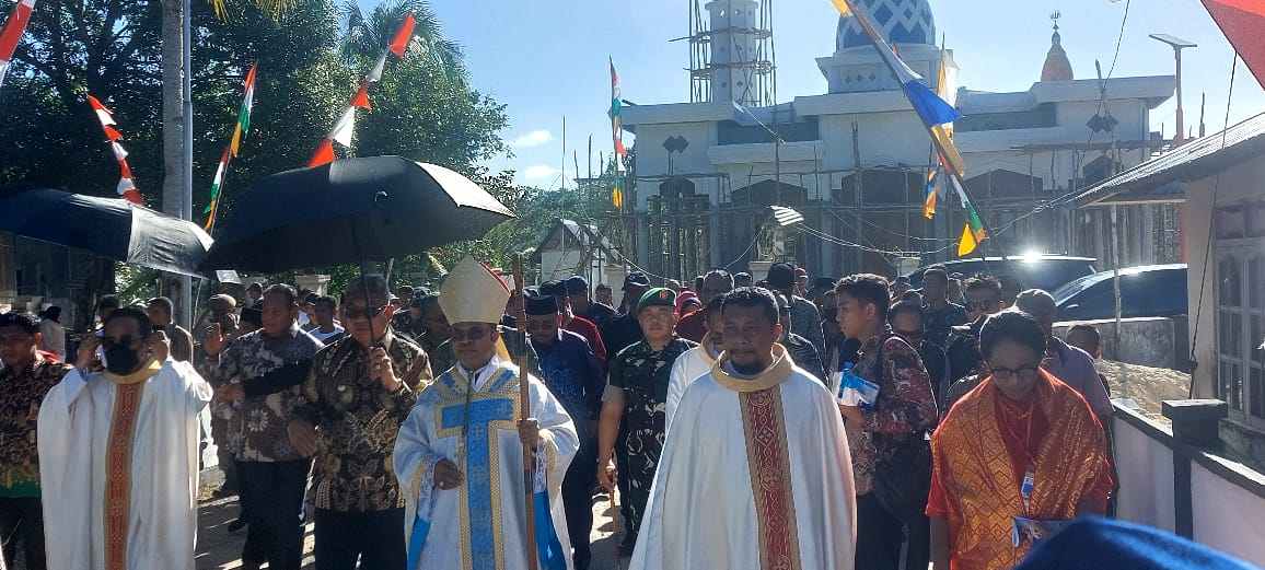 Uskup Amboina bersama Bupati Malra dan rombongan diarak basudara umat Islam Wain dengan tarian adat Kei menuju Gereja Katolik Wain, Jumat 14 Juli 2023