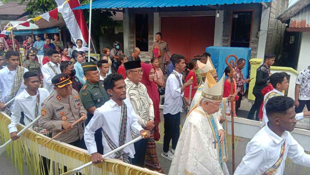 Perarakan Uskup Amboina, dan Uskup Agung Merauke bersama Bupati Malra menuju Gereja Katolik Langgur untuk peresmian, Kamis 13 Juli 2023