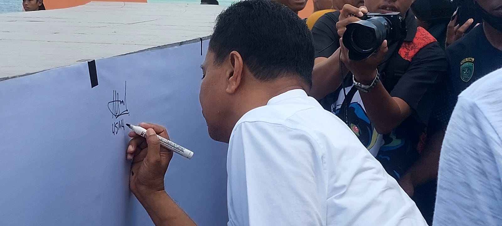 Wawali Tual Orang Pertama Tanda Tangan dukungan di kain berwarna putih, Minggu 16 Juli 2023