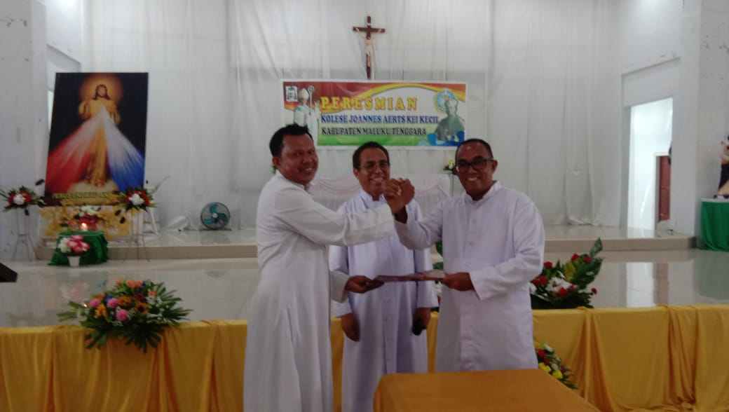 Serahterima jabatan Ketua Yayasan Pendidikan Katolik Kei Kecil dari RD Eko Reyaan, kepada Direktur Kolese Johanis Aerts Kei Kecil, RD Budi Inuhan, Selasa 18 Juli 2023