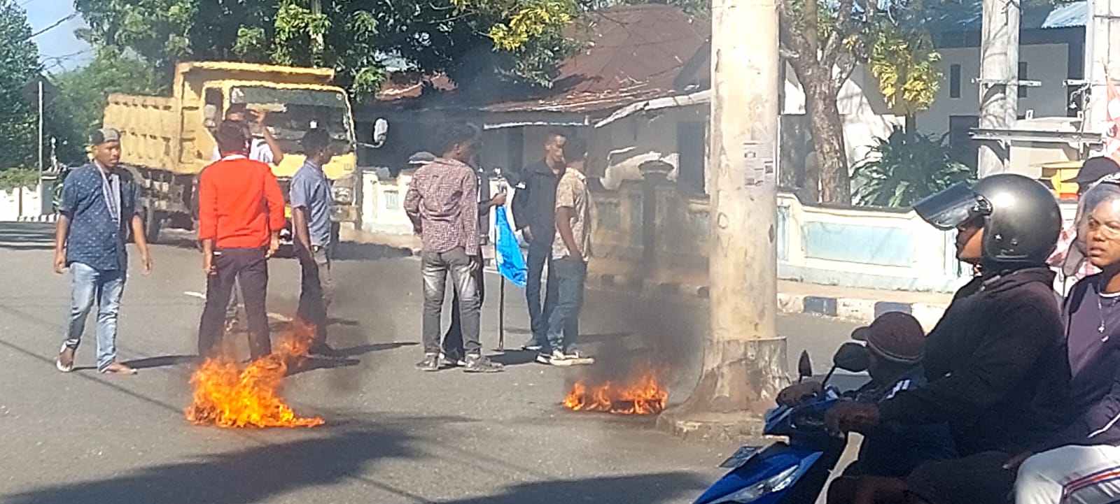 Aksi bakar ban OKP GMNI dan GMKI diperempatan SKB Kota Tual, Kamis 20 Juli 2023