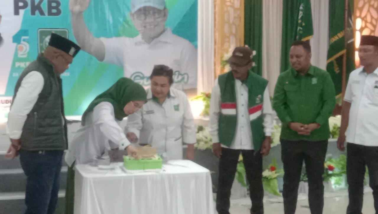 Pemotongan kue ultah PKB ke 25 oleh Ketua DPC PKB Kabupaten Maluku Tenggara, Minduchri Kudubun, Minggu 23 Juli 2023