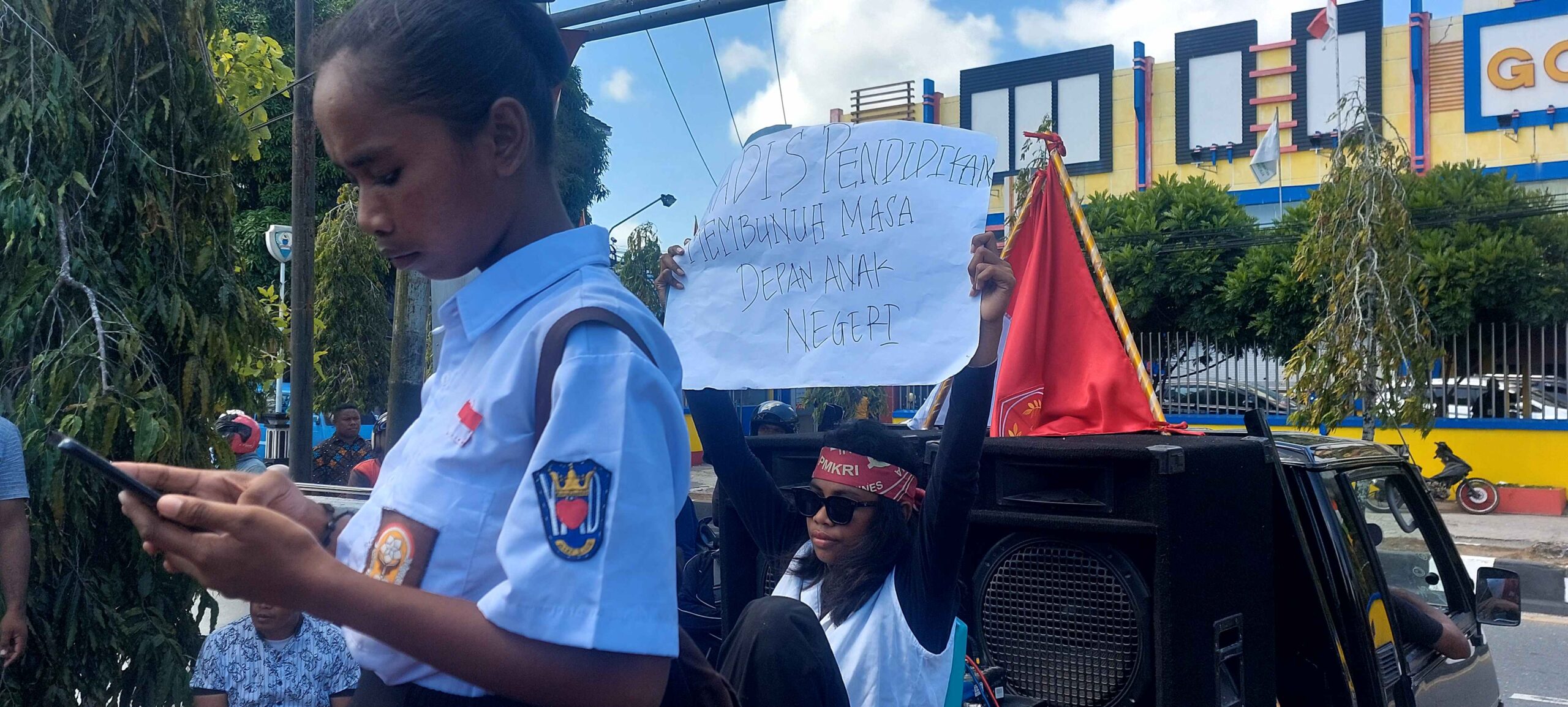 Ini Pamflet yang dibawah PMKRI saat aksi demonstrasi di Kantor Dinas Pendidikan Kabupaten Malra, Rabu 10 Agustus 2023