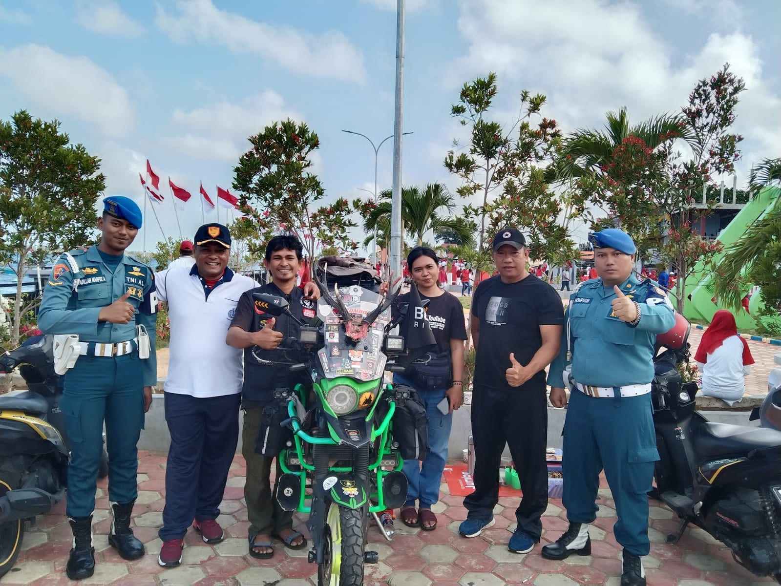 Foto bersama Danlanal Tual bersama Komunitas Motor Deli Serdang pada pencanangan gerakan 10 juta bendera merah putih di Kota Tual, Senin 7 Agustus 2023
