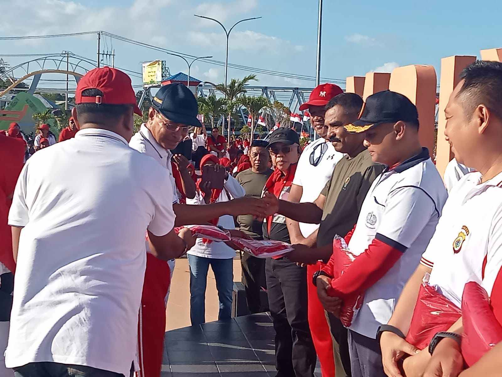 Wawali Tual melaksanakan pencanangan gerakan 10 juta bendera merah - putih di pantai Kiom Kota Tual, Senin 7 Agustus 2023