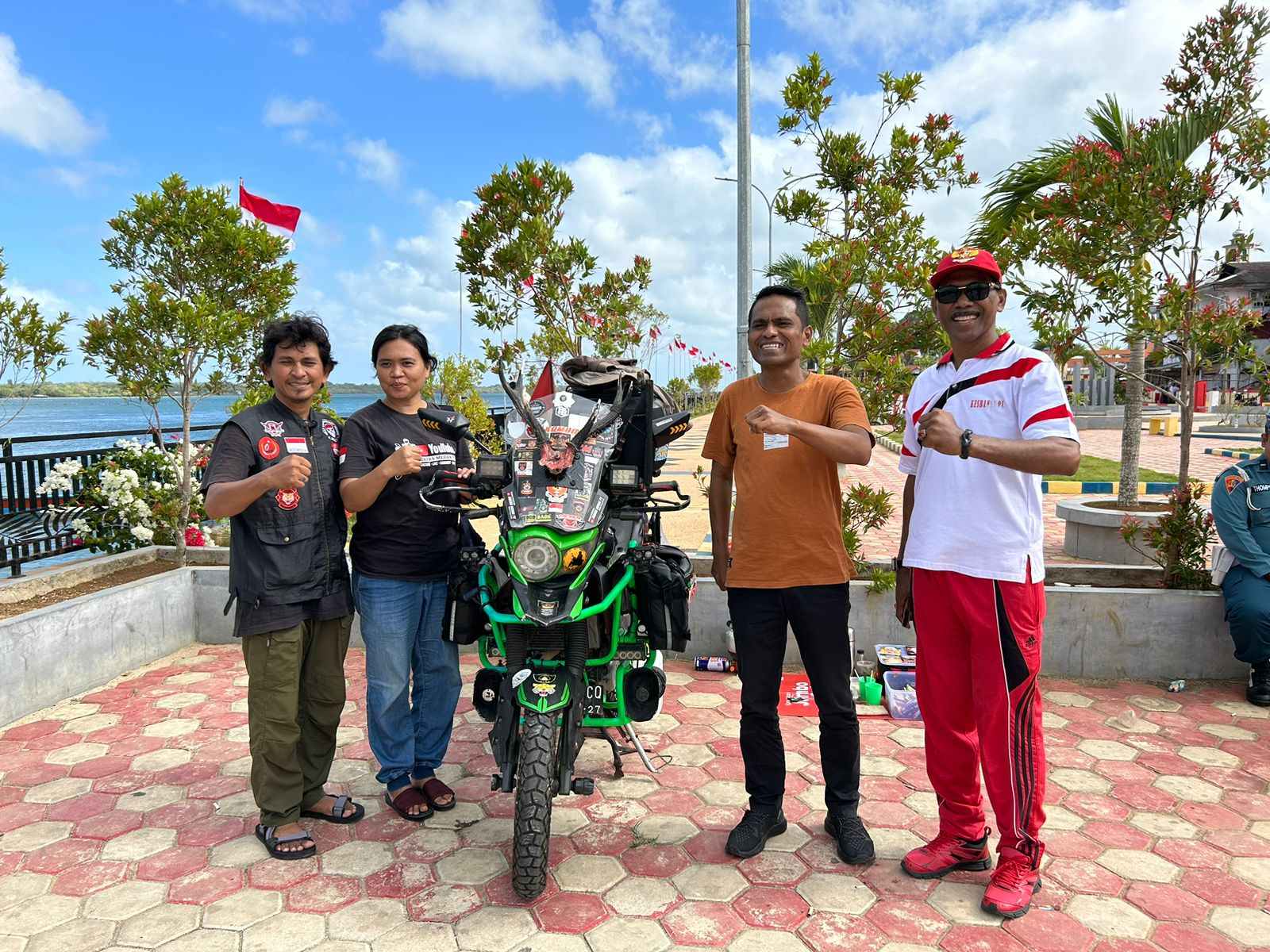Komunitas Motor asal Deli Serdang Kota Medan, ikut berpartisipasi dalam gerakan pencanangan 10 juta bendera merah putih di Kota Tual, Senin 7 Agustus 2023