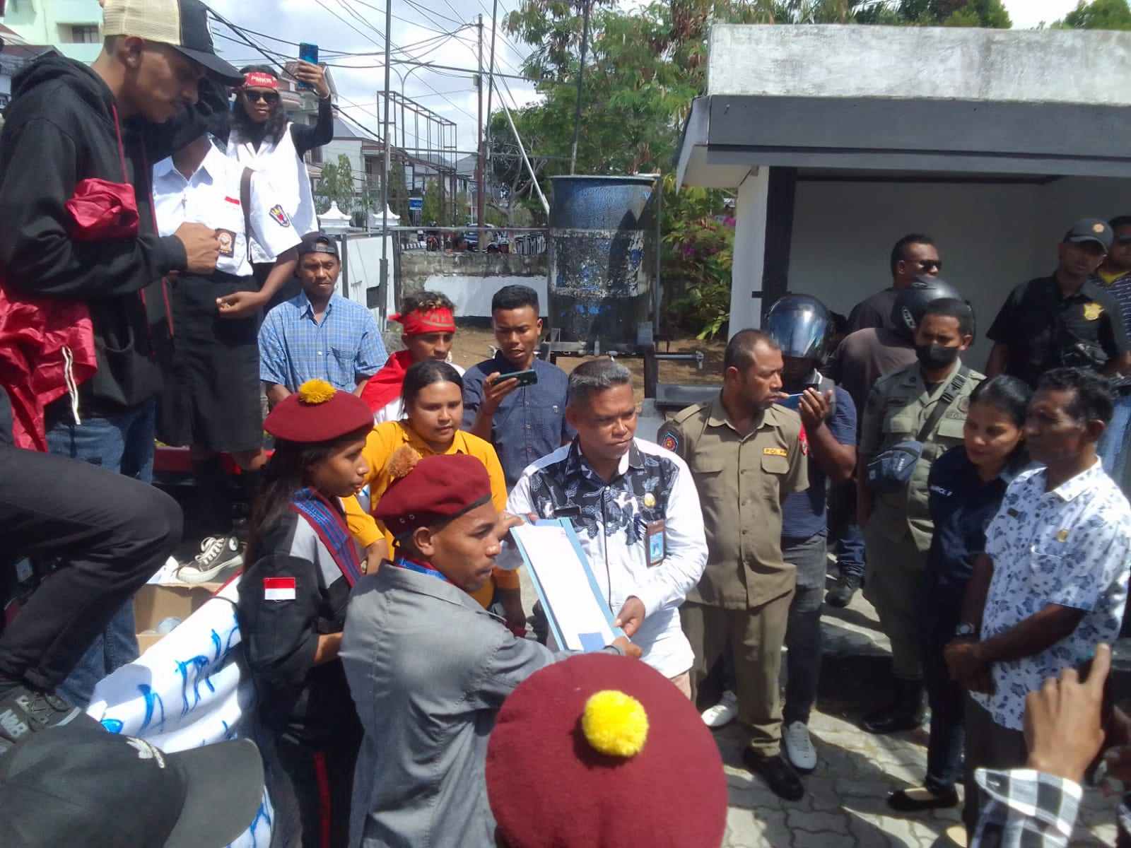 Sekretaris Dinas Pendidikan Malra menerima surat pernyataan sikap PMKRI Cabang Langgur dalam aksi demonstrasi, Rabu 10 Agustus 2023