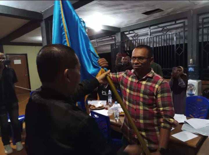 Ketua OKK PWI Maluku serahkan bendera PWI kepada Ketua Terpilih PWI Kota Tual, Abdullah Tuseik, Jumat malam 18 Agustus 2023