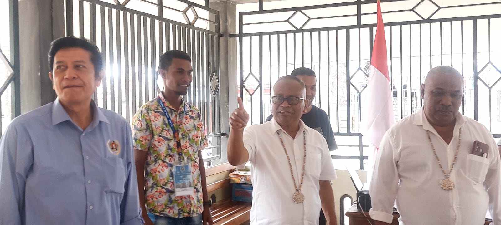 Ketua PWI Pusat, Atal S Depari sambangi Sekretariat sementara PWI Kota Tual di taman Kota Tual, Senin 21 Agustus 2023