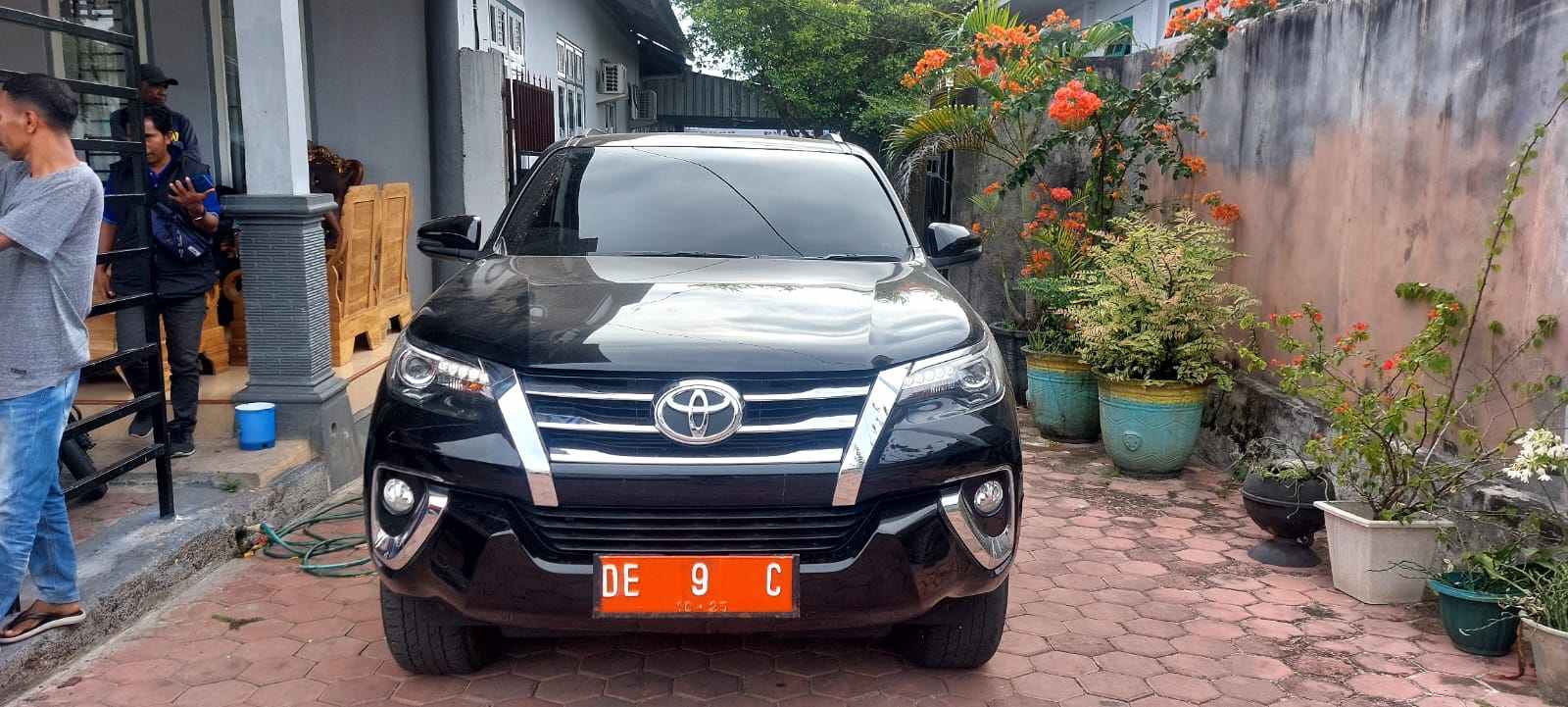 Ini kendaraan dinas milik Sekda Malra yang diserahkan kepada Tim Pemkab Malra di Desa Fiditaan, Jumat 25 Agustus 2023, pukul 15.45 WIT