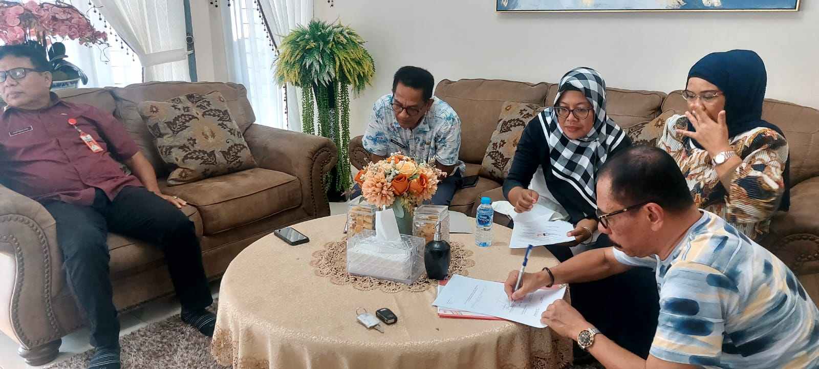 Mantan Sekda Malra, Yani Rahawarin dan Ibu menandatangani berita acara serahterima dua kendaraan dinas operasional, Jumat 25 Agustus 2023