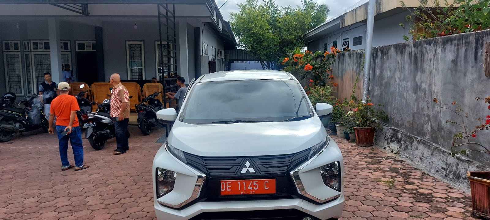 Ini mobil dinas yang dikembalikan kepada Pemkab Malta dirumah kediaman Mantan Sekda Malra, Ahmad Yani Rahawarin, Jumat 25 Agustus 2023