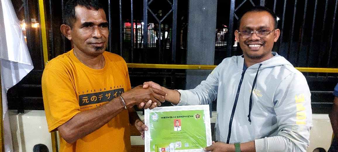 Ketua PWI Kota Tual serahkan Kartu dan sertifikat UKW kepada Anggota, Jumat 25 Agustus 2023