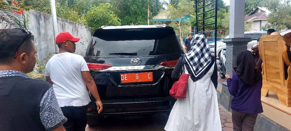 Asisten III Pemkab Malra ketika menyambangi rumah kediaman Mantan Sekda Malra di Desa Fiditan, Kota Tual Jumat 25 Agustus 2023