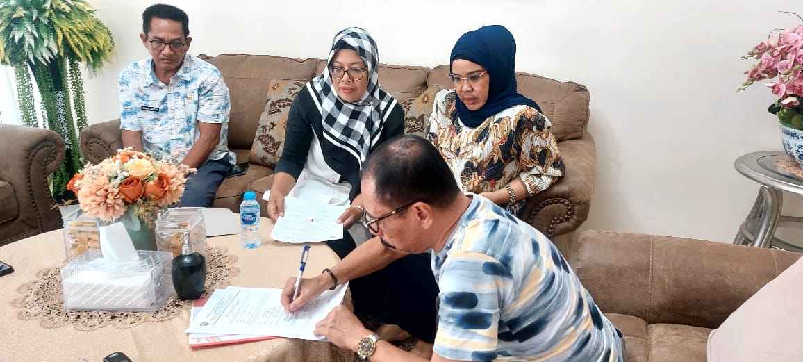 Mantan Sekda Malra ketika menandatangani berita acara serah terima kendaraan dinas operasional Sekretariat Daerah Kabupaten Maluku Tenggara, Jumat 25 Agustus 2023