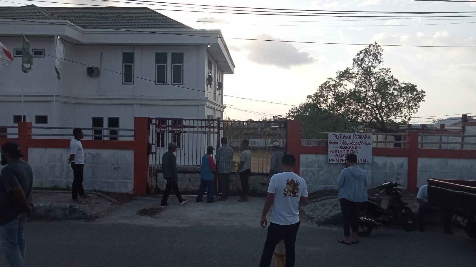 Kantor KPU Kota Tual disegel, Minggu Sore 03 September 2023, pukul 16.47 WIT
