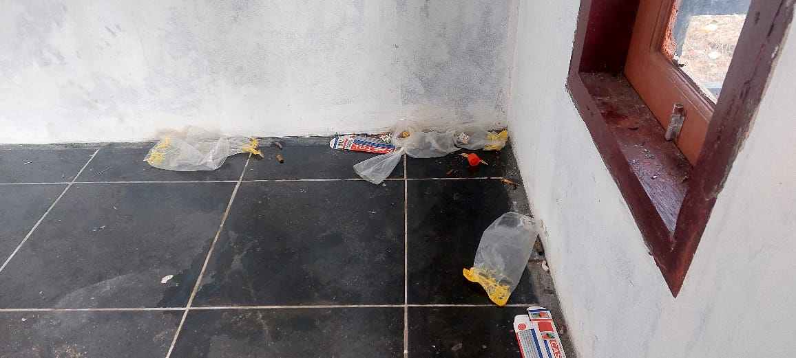 Bungkusan lem atau sejenisnya yang ditemukan berserahkan di Taman Baca Kota Tual, Kamis 14 September 2023