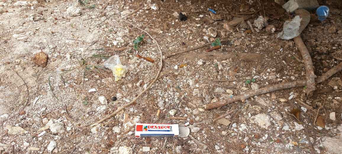 Ini bukti plastik kuning lem aibon atau sejenisnya diluar Taman Baca Kota Tual, Kamis 14 September 2023