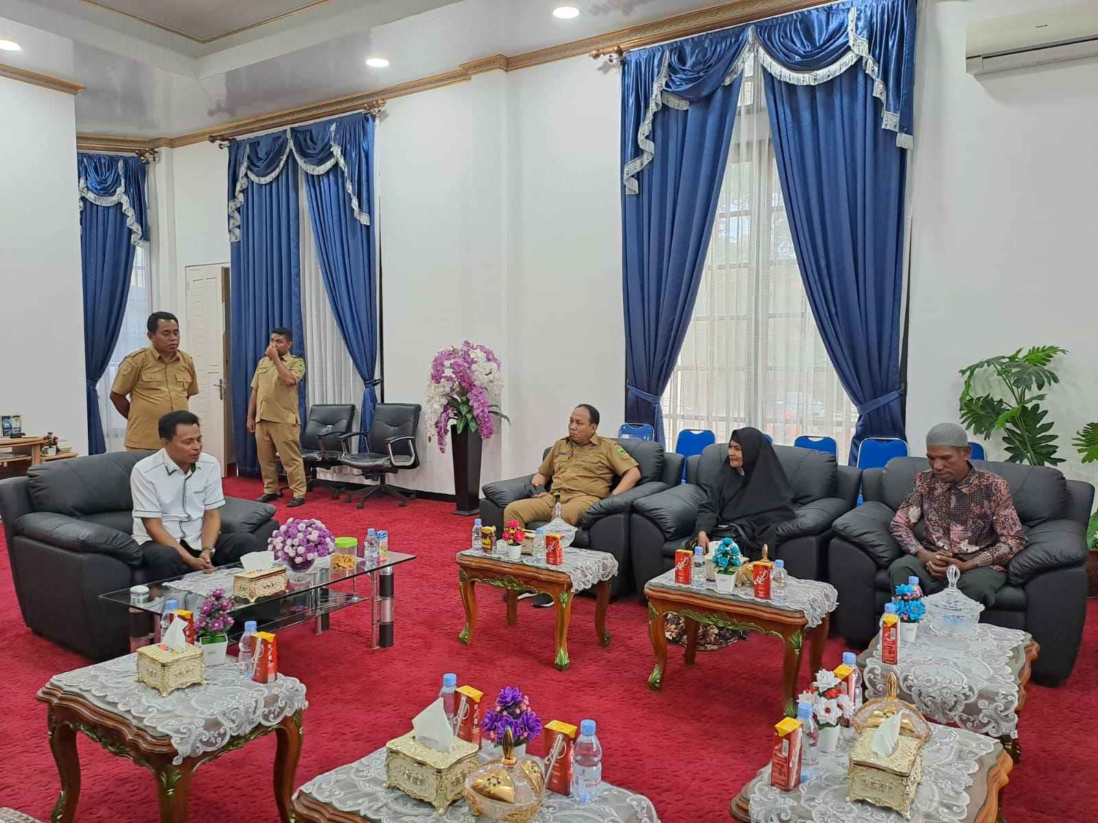 Wawali Tual melepas keberangkatan Nelayan Jaka dan Isteri ke tanah suci di Kantor Wali Kota Tual