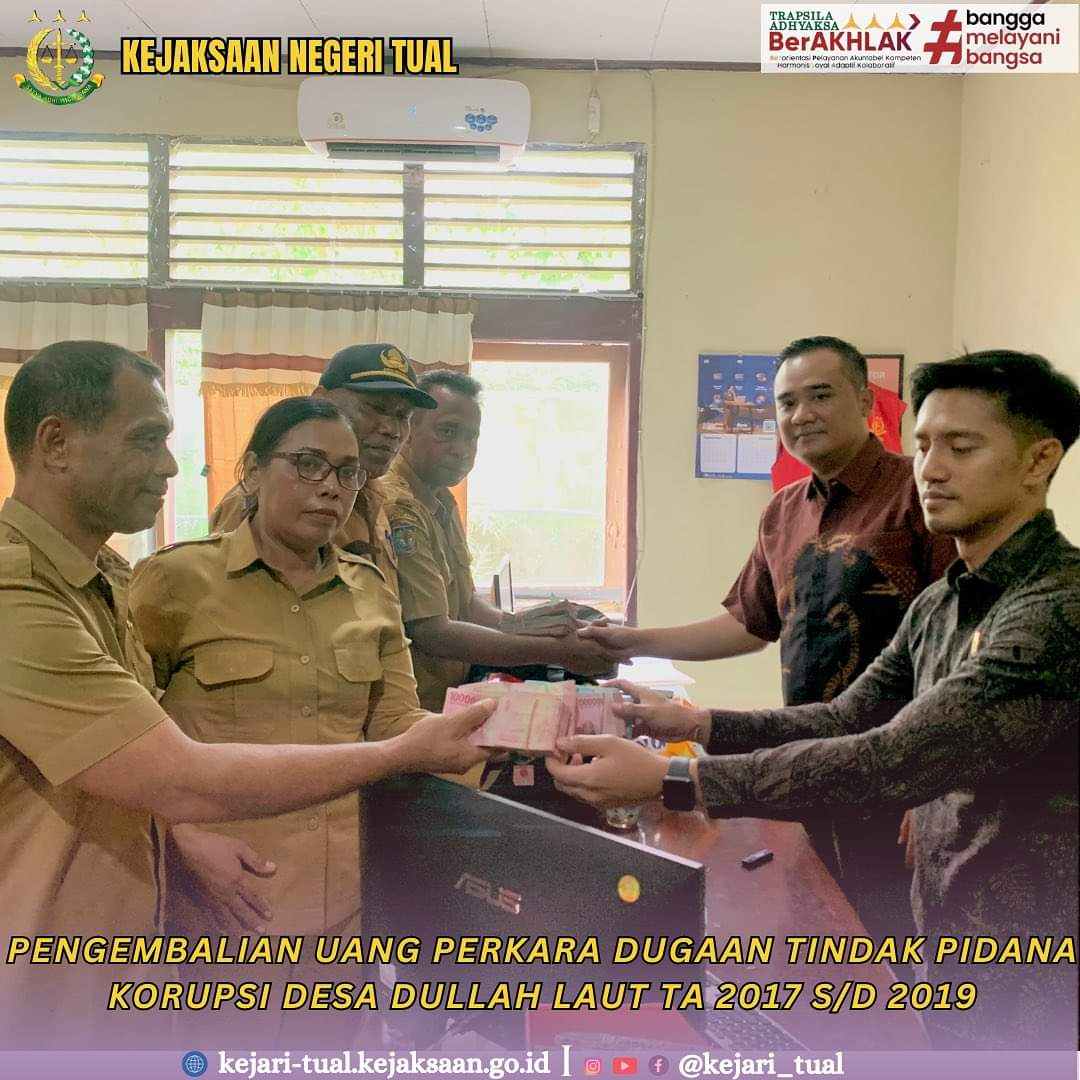 Tiga Mantan Pj Kades Dullah Laut Mengembalikan Uang Negara dari kasus dugan KKN Dana Desa Dullah Laut tahun anggaran 2017, 2018 dan 2019 kepada JPU Pidsus Kejaksaan Negeri Tual, disaksikan Kabag Hukum Pemkot Tual, Rabu 04 Oktober 2023. ( Foto - Kejari Tual )