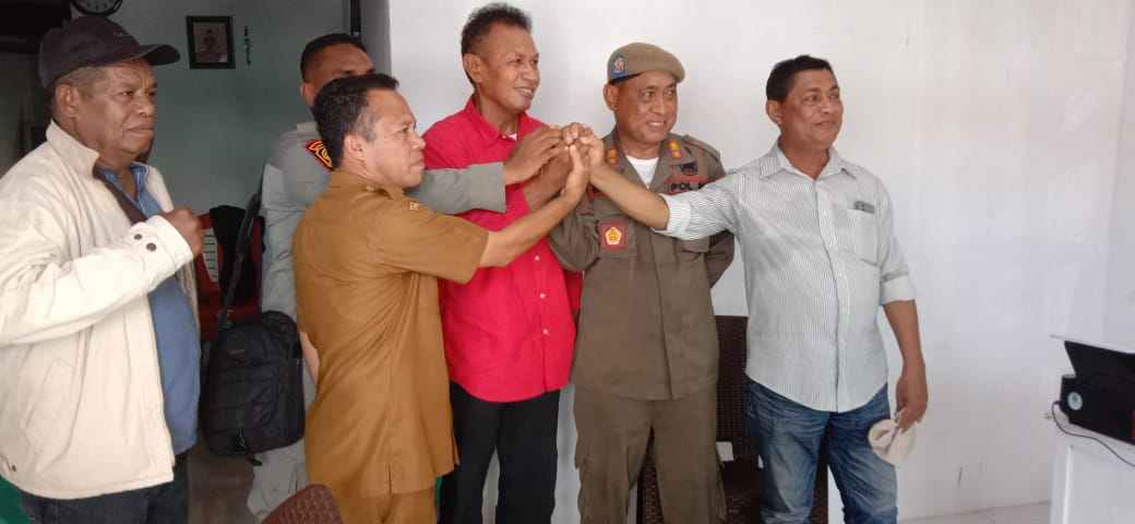 Kedatangan Pejabat Pemkab Malra bertemu Raja Maur Ohoiwut Theodorius Rahail, untuk minta pencabutan sasi di proyek Landmark Kota Langgur