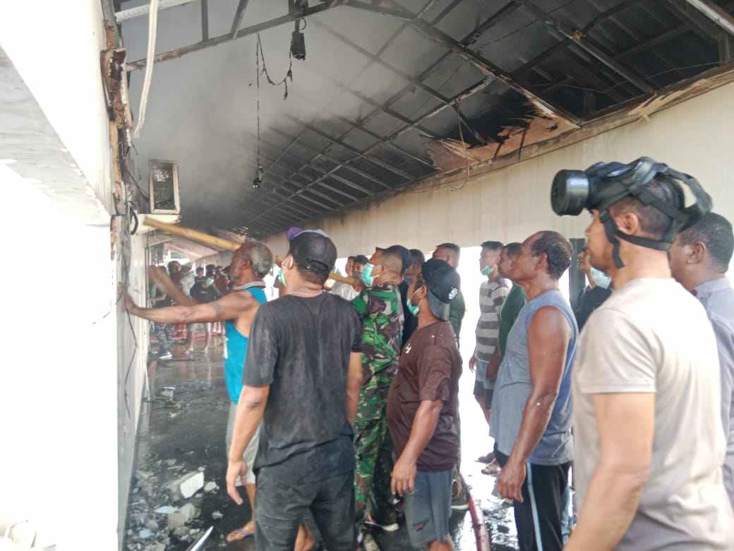 Polisi dibantu warga berhasil memadamkan kobaran api di gedung Farmasi dan Radiologi RSUD Karel Sadsuitubun Langgur