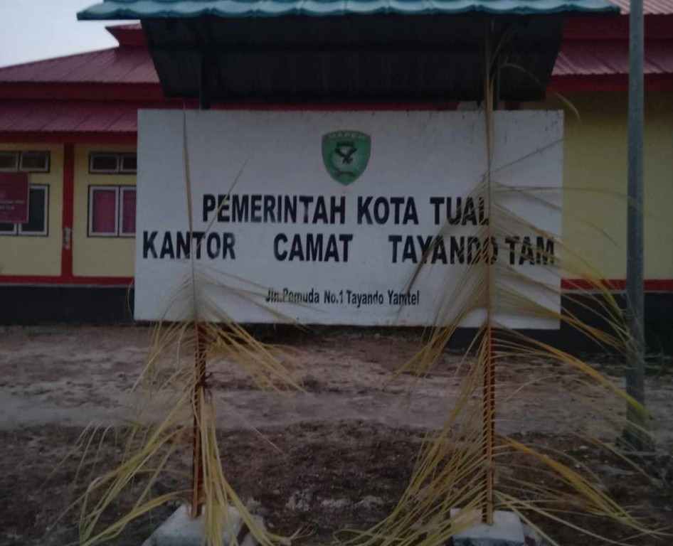 Ini Sasi di Kantor Camat Tayando Tam Kota Tual yang dipasang, Rabu sore ( 11 /10/2023) pukul 17.00 WIT