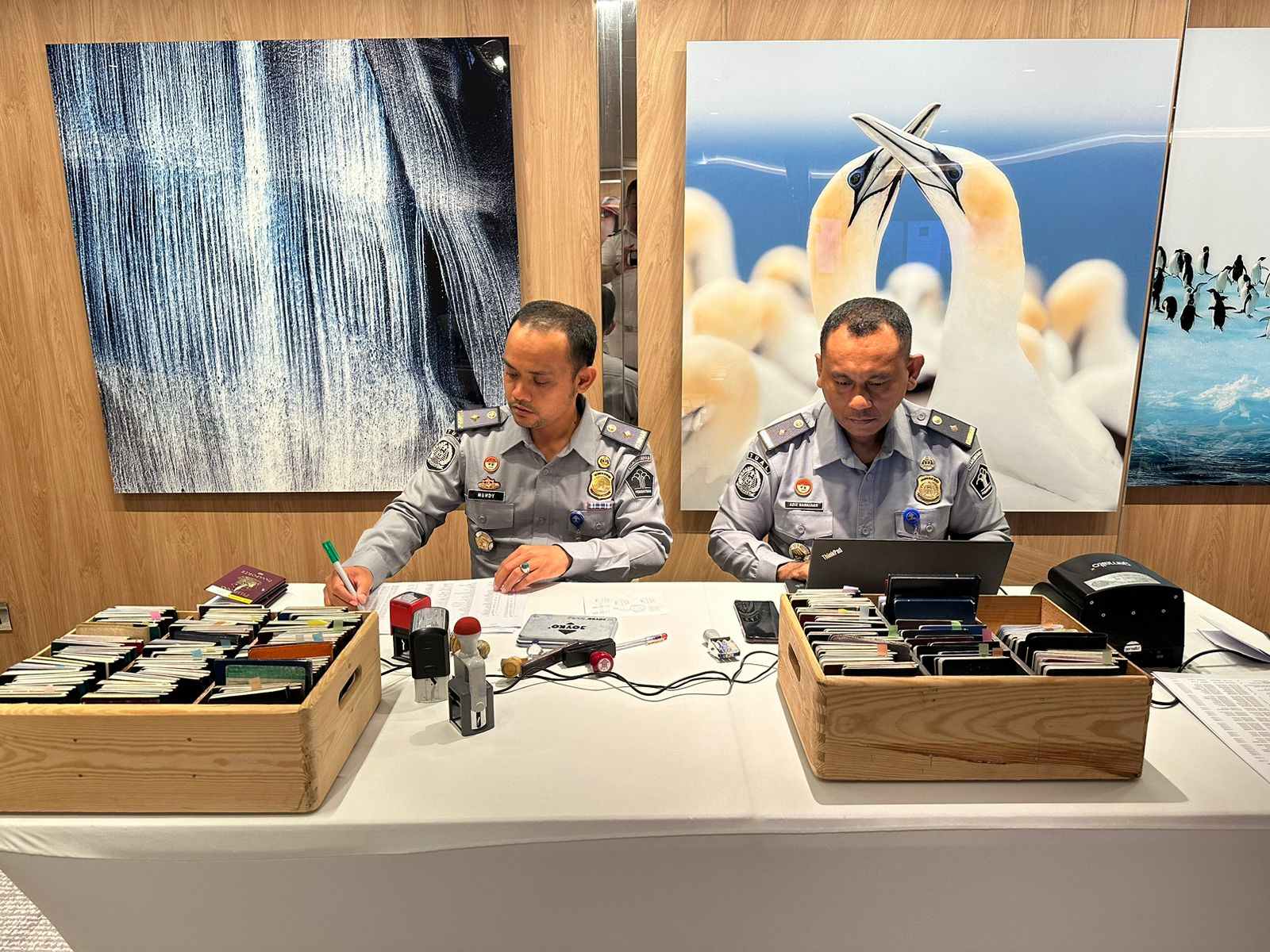 Petugas Imigrasi Tual melakukan pemeriksaan dokumen keimigrasian kapal pesiar yang antar ratusan wisatawan manca negara masuk di Kepulauan Kei, Jumat 13 Oktober 2023