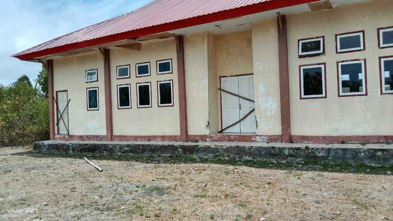 Ini bukti pemalangan Kantor Camat Tayando Tam, Selasa siang ( 17 /10/2023)