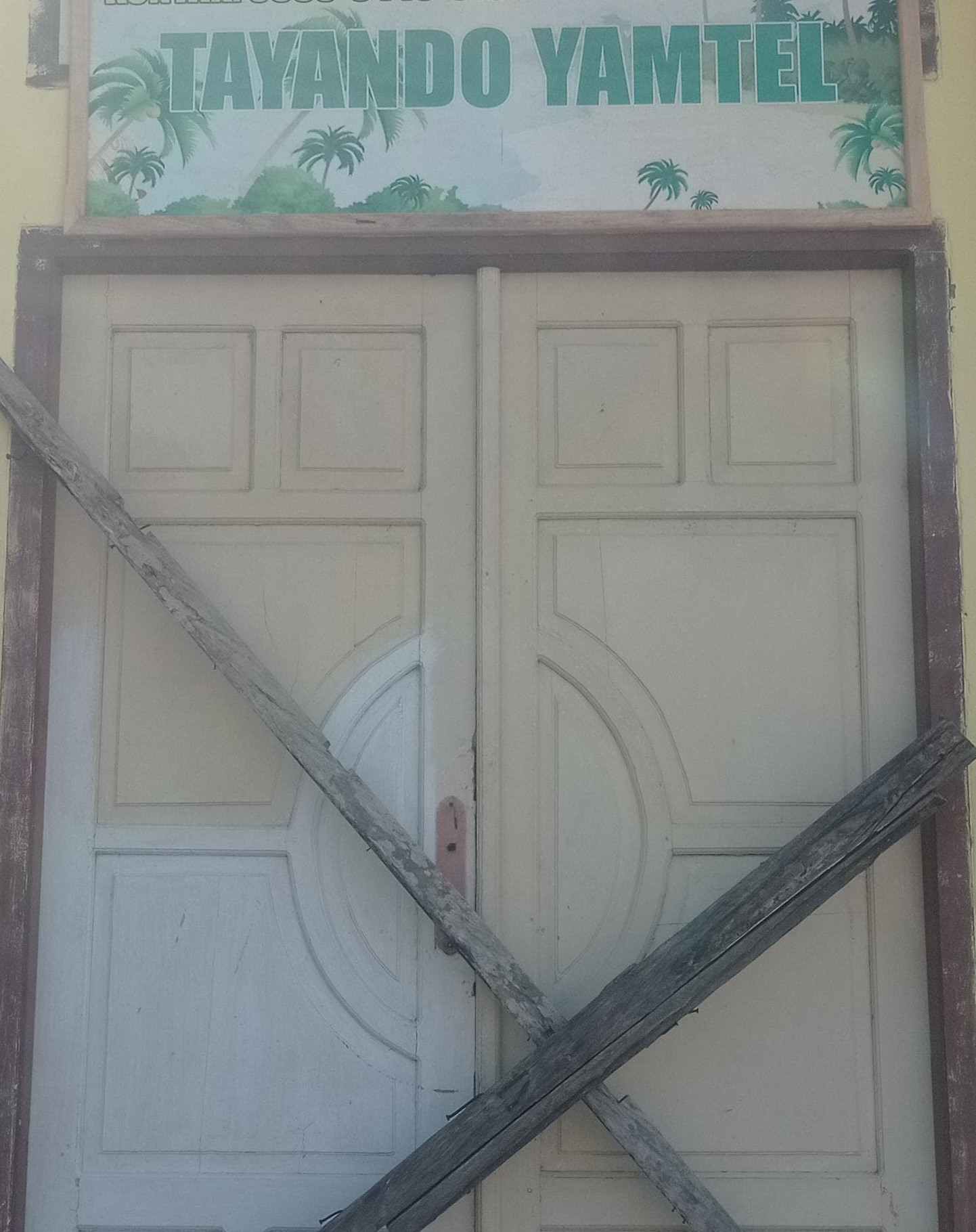 Ini bukti pemalangan Kantor Camat Tayando Tam hingga selasa malam ini