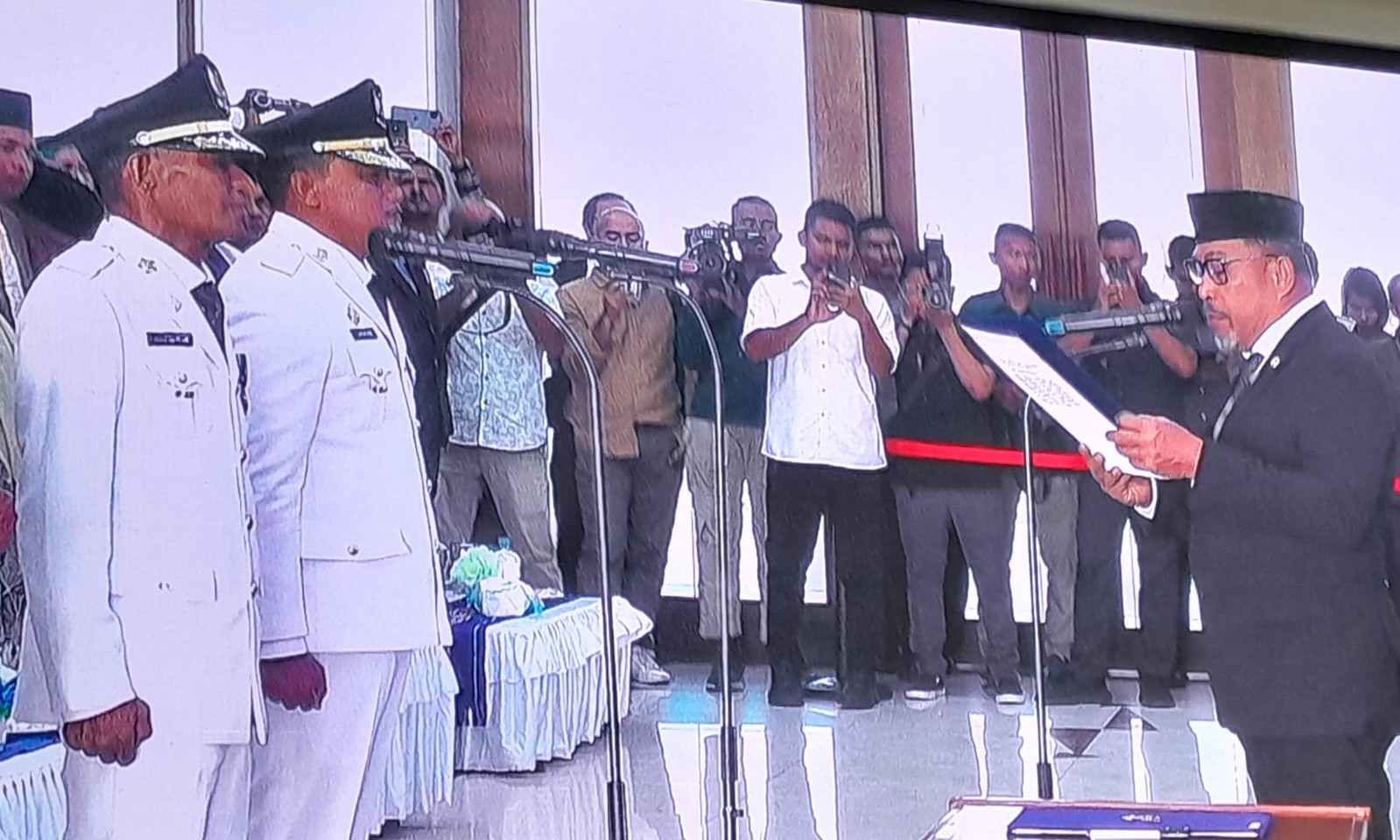 Gubernur Maluku melantik dan mengambil sumpah jabatan Penjabat Bupati Malra dan Penjabat Wali Kota Tual di Kantor Gubernur Maluku Selasa 31 Oktober 2023