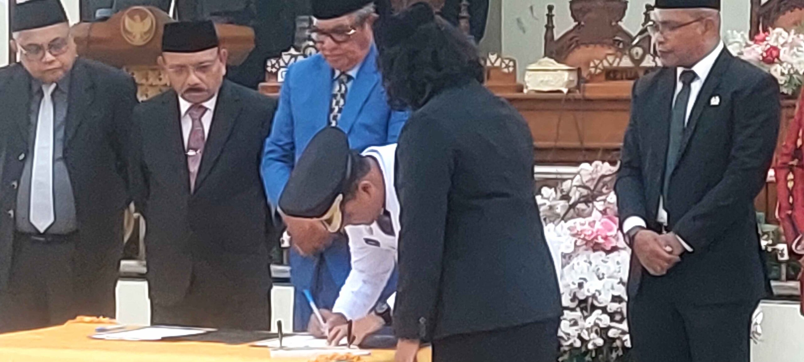 Penandatanganan Berita Acara dan Penyerahan Memori Serah Terima Jabatan Bupati dan Wabup Malra periode 2018 - 2023 kepada Penjabat Bupati Maluku Tenggara, Drs Jasmono M.Si, Senin 06 November 2023
