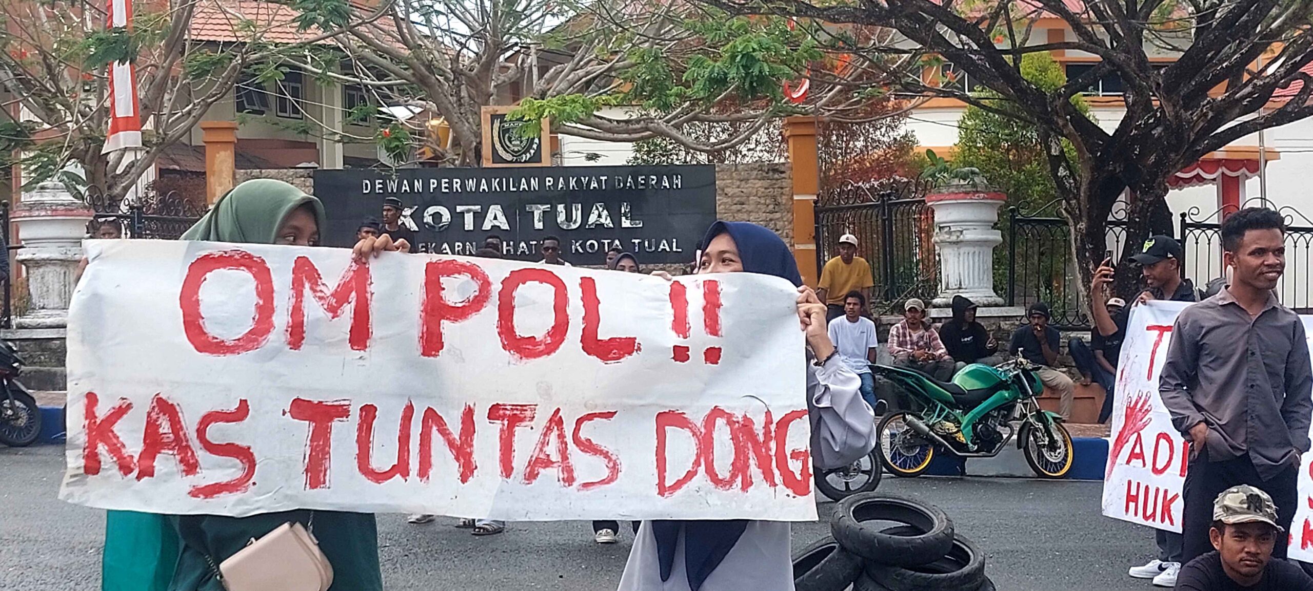 Aksi demo HMI dan keluarga korban didepan Kantor DPRD Kota Tual