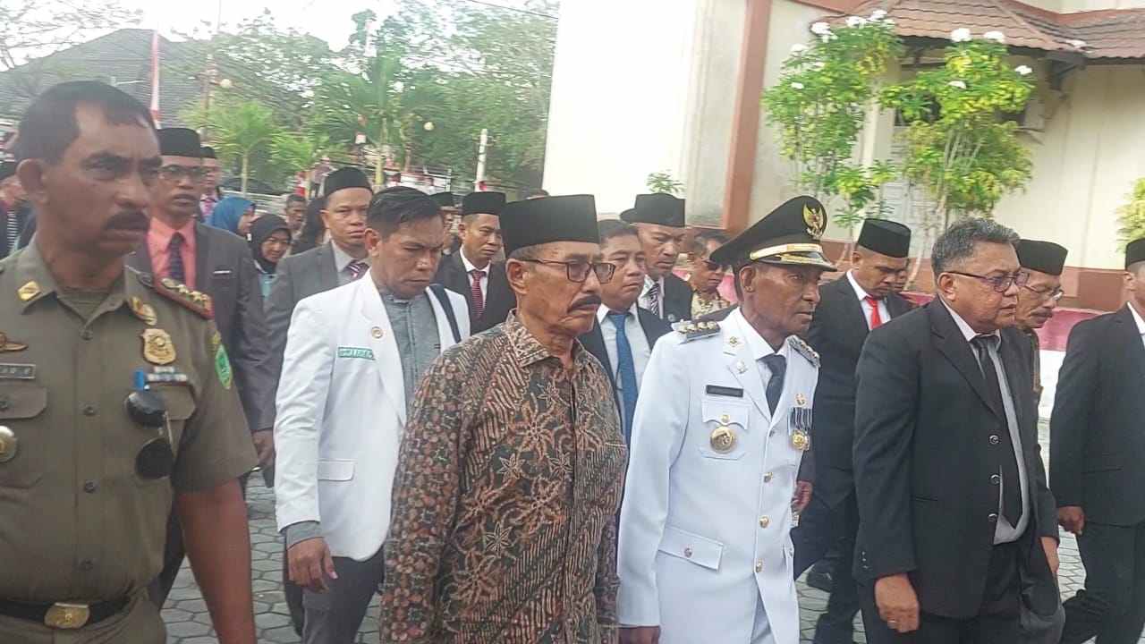 Penjabat Walikota Tual ketika berjalan memasuki Kantor DPRD Kota Tual, Sabtu 04 November 2023