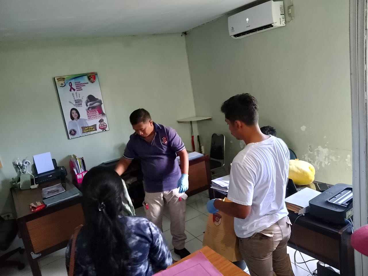 Barang bukti pakaian dalam dan luar korban KS, diserahkan keluarga korban kepada penyidik Satreskrim Polres Tual, Minggu 20 November 2023