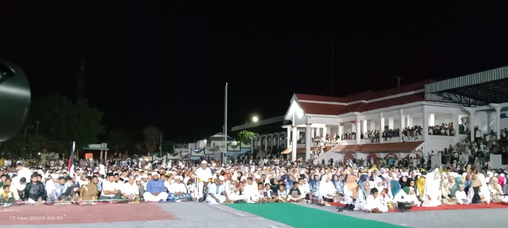 Ribuan umat banjiri lapangan Lodar El Kota Tual, Jumat malam menyaksikan pelantikan pengurus DPD FPMM Kota Tual - Malra dan tablig akbar Usatd Abdul Somad