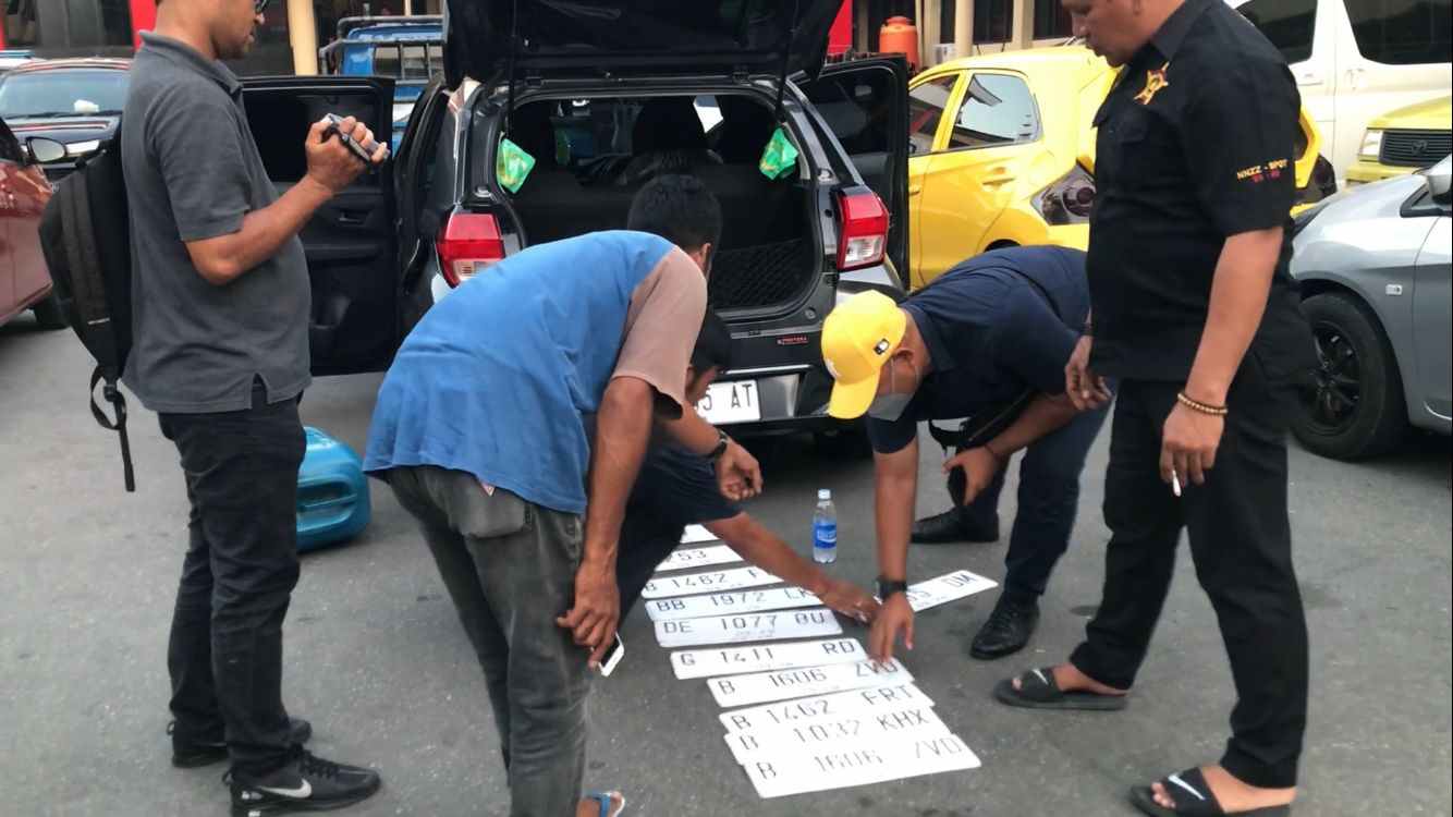 Ini bukti belasan plat mobil yang digunakan pelaku dalam praktek pengisian BBM ilegal jenis pertalite di SPBU Kota Ambon