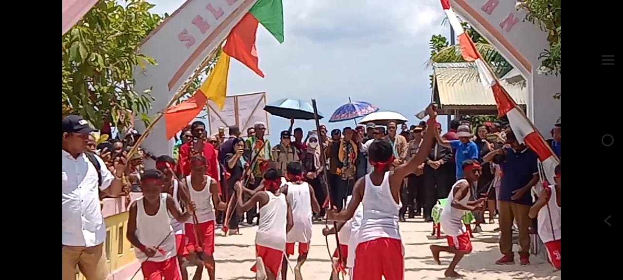 Pj Wali Kota Tual disambut dengan tarian adat Kei di Ohoi Ur Pulau, Minggu 26 November 2023