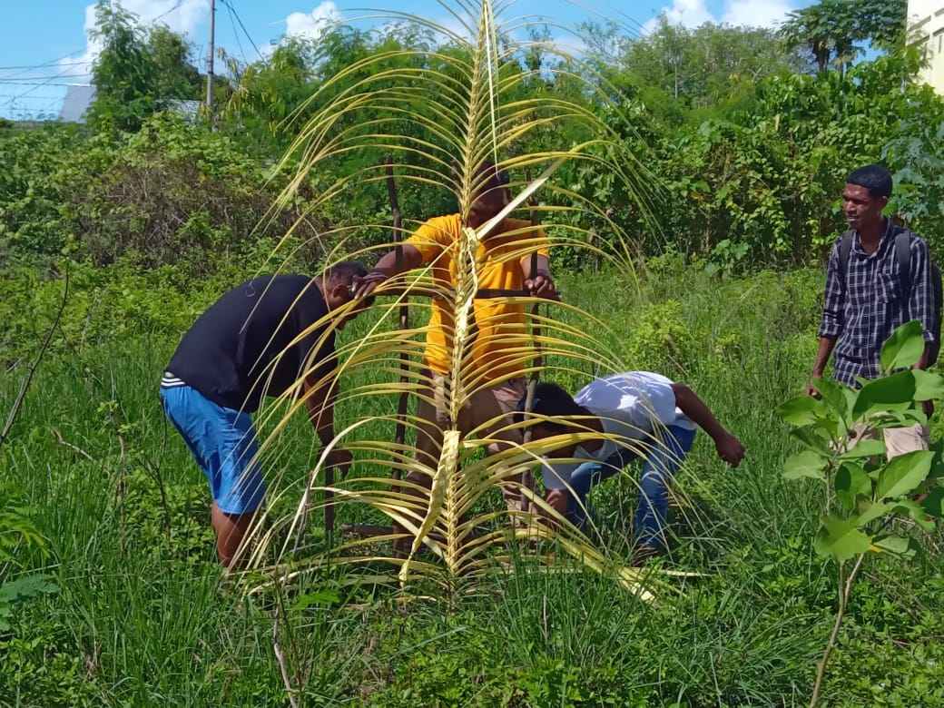 Keluarga Besar Rifai Tamnge pasang Sasi di dua lokasi tanah miliknya di Dusun Dumar, Kota Tual Jumat 01 Desember 2023, pukul 14.00 WIT