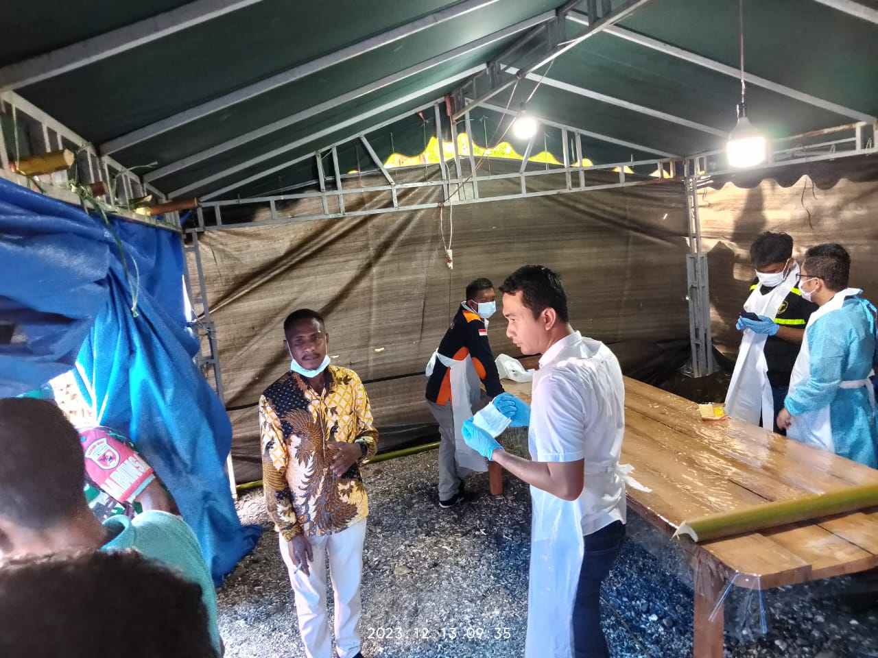 Tim Polres Tual dan Dokter Forensik Polda Maluku laksanakan autopsi jenasah SK di Desa Rumoin, SBT Rabu 13 Desember 2023