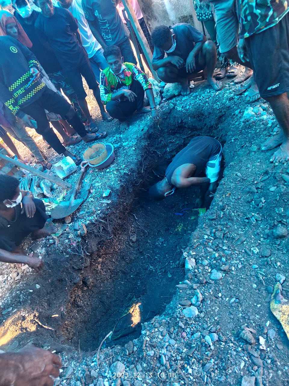 Penggalian kubur jenasah SK untuk keperluan autopsi jenasah di Desa Rumoin, SBT Rabu 13 Desember 2023, pukul 10.00 WIT