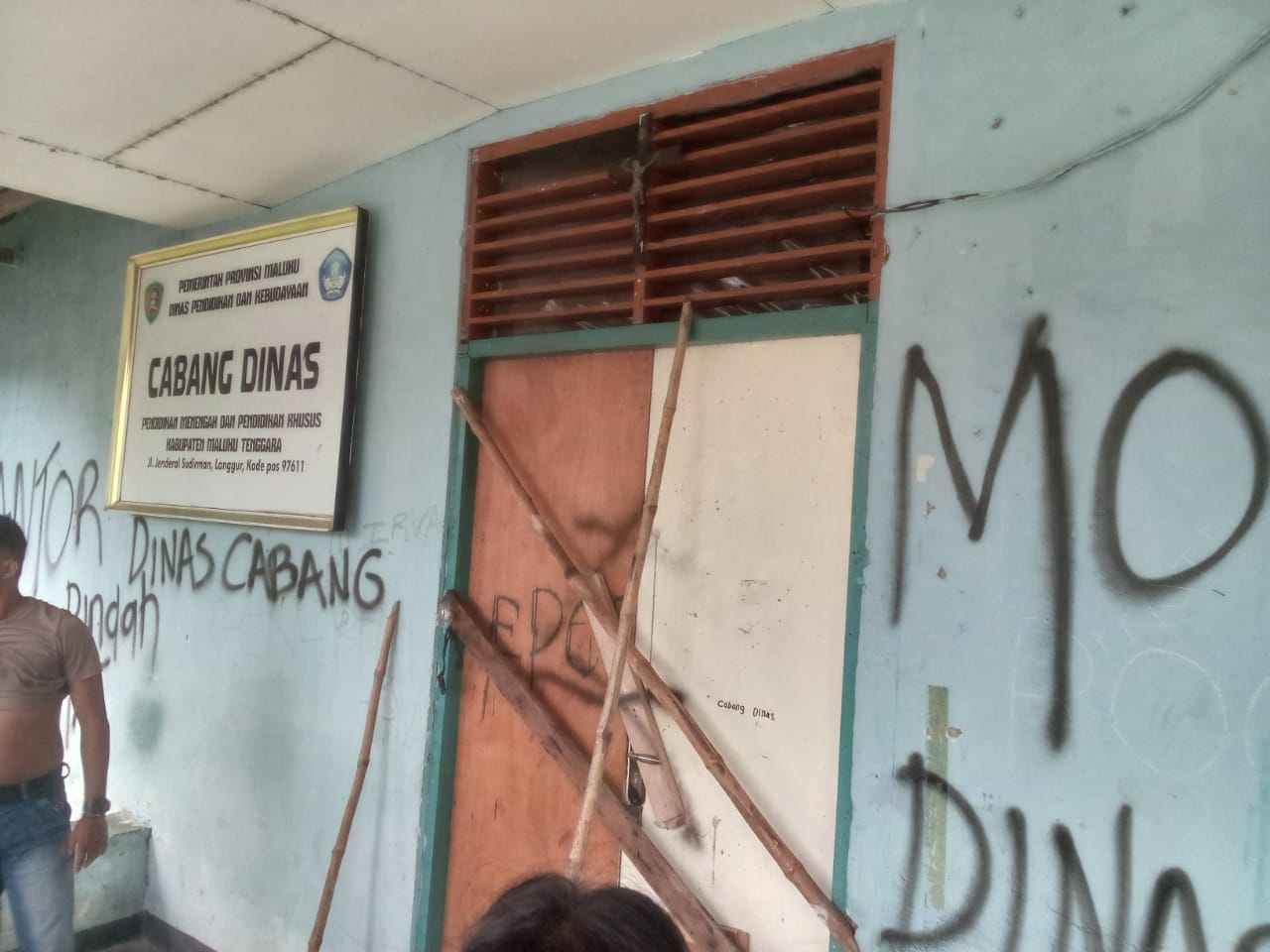 Kantor Cabang Dinas Pendidikan Menengah dan Pendidikan Khusus Kabupaten Maluku Tenggara yang disegel warga Desa Hollat, Kei Besar Utara Timur, Rabu 17 Januari 2023