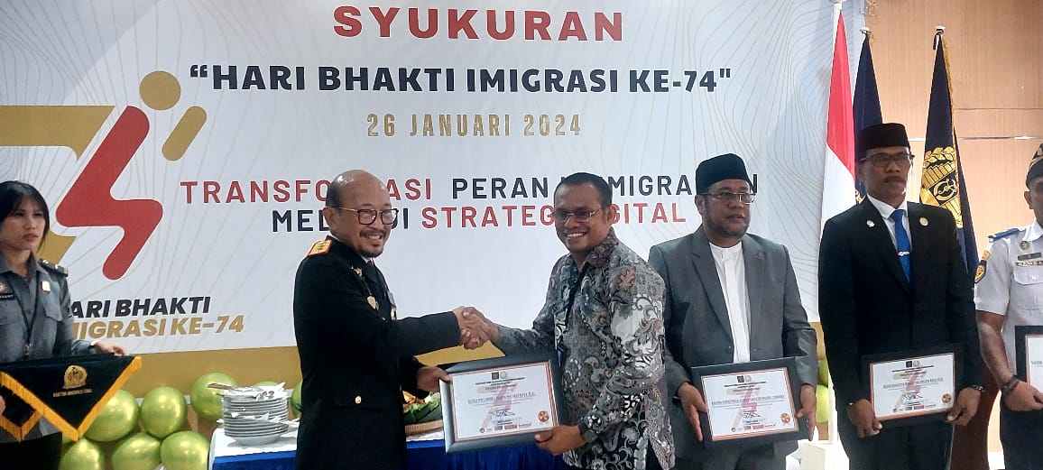 Ketua PWI Kota Tual, Abdullah Tusiek menerima penghargaan dari Kakanwil Kemenkumham Provinsi Maluku di Hari Bhakti Imigrasi ke-74 di Kota Tual, Jumat 26 Januari 2024