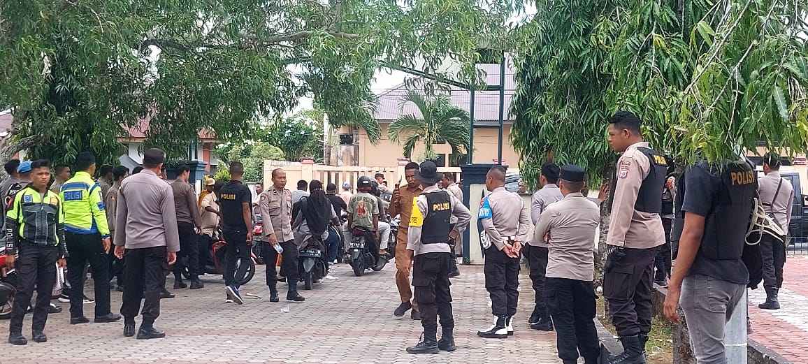 Kabag OPS Polres Tual memimpin anggota mengusir warga yang ada didalam areal gedung LPTQ Kota Tual, Selasa 27 Februari 2024